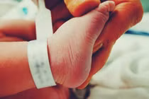 Bé 9 tháng tuổi nứt sọ vì y tá ngủ gật