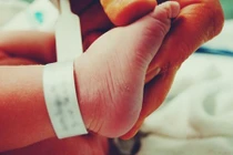 Bé 9 tháng tuổi nứt sọ vì y tá ngủ gật