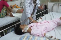 Bé trai 5 tuổi bị điện giật, hoại tử 4 ngón tay