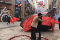 Chàng trai cầu hôn bằng khối thiên thạch nặng 33 tấn