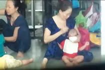 Hai bảo mẫu bạo hành trẻ khai gì tại trụ sở công an?