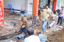 Thợ xây, thợ hàn kiếm bộn tiền vì TP HCM dẹp vỉa hè