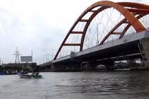 Đưa ví tiền cho tài xế taxi rồi gieo mình xuống sông Sài Gòn