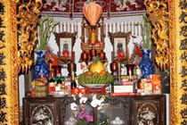 Lau dọn bàn thờ thế nào để không phạm tâm linh phong thủy