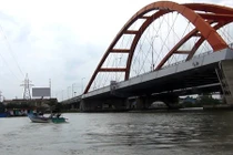 Đưa ví tiền cho tài xế taxi rồi gieo mình xuống sông Sài Gòn