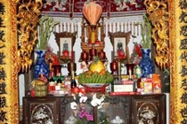 Lau dọn bàn thờ thế nào để không phạm tâm linh phong thủy