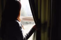 Nhân viên khách sạn hoảng hốt với nhóm khách thuê phòng lúc 3h sáng