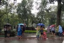 Dậy sóng cảnh giới trẻ mặc áo mưa chơi game giữa trời bão