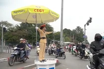 Bóng hồng cảnh sát giao thông giữa ngã tư đường phố