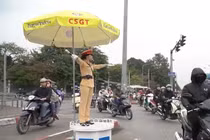 Bóng hồng cảnh sát giao thông giữa ngã tư đường phố