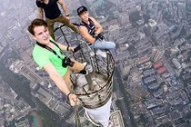 Toát mồ hôi với ảnh “tự sướng” trên đỉnh nhà chọc trời