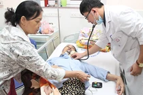 Chạy đua thời gian cứu cụ bà 80 tuổi đột quỵ 