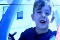 Bố vượt đèn đỏ, con trai 6 tuổi gọi điện báo cảnh sát