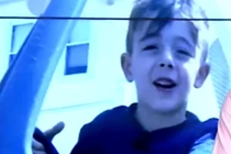 Bố vượt đèn đỏ, con trai 6 tuổi gọi điện báo cảnh sát