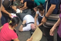 Cảnh người Hà Nội cứu giúp khách Tây bị ngất sốt mạng