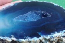 Tình cờ nhặt được viên đá xấu xí, ai ngờ đó là...