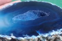 Tình cờ nhặt được viên đá xấu xí, ai ngờ đó là...