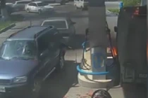 Kiểm tra bình nhiên liệu bằng...bật lửa và cái kết thảm