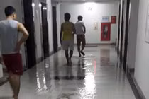 Ngập ở tầng cao chung cư ông Thản, thang máy ngừng hoạt động