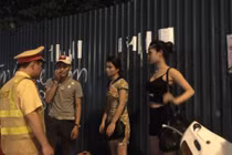 Gái dịch vụ mặc “mát mẻ” đầu trần cân 3 sa lưới cảnh sát 141