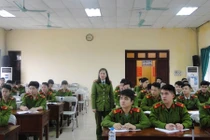 Nữ công an tiêu biểu kể chuyện “người nổi tiếng” ở trại giam