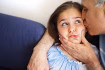 Hãy ngưng vuốt ve, hôn hít con nhà người khác vì lí do này