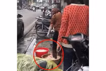Phát hoảng clip rửa lòng lợn bằng chân tại Hà Nội
