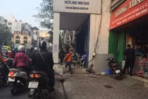 Cận cảnh những căn nhà “nuốt” trọn vỉa hè ở Thủ đô