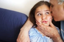 Hãy ngưng vuốt ve, hôn hít con nhà người khác vì lí do này