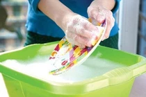 Sai lầm chết người khi rửa bát nhiều người mắc