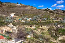 Kỳ quái cuộc sống những người thích sống trong hang