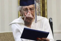 Chuyện lạ: 97 tuổi mới nhận bằng tốt nghiệp cấp 3