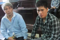 Vác dao đâm hàng xóm vì nghi mừng cưới bằng phong bì rỗng