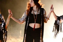 Hà Hồ hát nhảy tung trời giữa cái nóng 40 độ