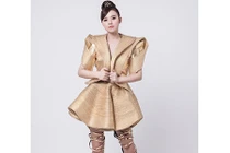 Midu trở lại với gương mặt lạnh lùng, diện đồ kỳ quái