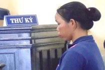 Tạt xăng đốt chồng đang ngủ vì ghen tuông lồng lộn 