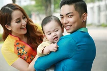 Khánh Thi - Phan Hiển rạng rỡ đón xuân bên con trai cưng