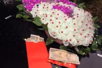 Đội bê tráp cạn lời khi nhận phong bao toàn tiền lẻ