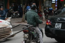 Hành động bất ngờ của tài xế Camry với lái xe máy