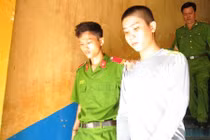 Đến chơi 5 ngày, cậu đè cháu ra hiếp dâm 4 lần