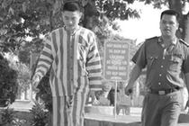 Sát thủ Lê Văn Luyện đọc sách Phật, học châm cứu trong tù