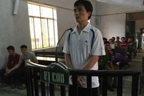 “Đuổi” con sang bà ngoại để hiếp dâm bé gái hàng xóm