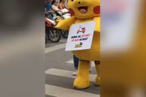 Tuyên truyền về giao thông, Pikachu bị đâm ngã ngay trên phố