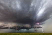 Vẻ đẹp rợn người của bão và vòi rồng “khủng” ở Mỹ 