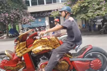 Chiếc xe rồng xuất hiện trên phố Hà Nội gây “náo loạn“ 