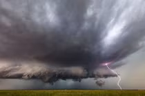 Vẻ đẹp rợn người của bão và vòi rồng “khủng” ở Mỹ 