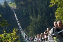 Cầu treo dài nhất nước Đức hút du khách bạo gan