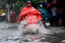 Ảnh: Nước ngập lênh láng trước cổng sân bay Tân Sơn Nhất