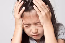 Mẹ sốc vì con gái 8 tuổi đã nhú ngực dậy thì sớm