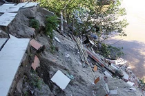 Video: Nơm nớp lo sợ Hà Bá nuốt chửng nhà ven sông Hồng